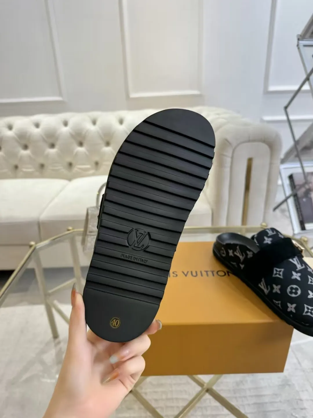 p560 High version women's toe-cap slippers ✨ **LV classic toe-toe slippers | Eternal elegance, starting from the toes** ✨ This pair of **Louis Vuitton classic toe-toe slippers** is an **eternal legend** in the fashion industry, and every detail tells **luxury and taste**. ... **Versatile, no matter the style**: ▪ Pair with jeans, casual and high-end ▪ Pair with a dress, elegant and lazy ▪ Commuting or dating, easily manage various occasions 💖 **Fashion icons are wearing it**, what are you waiting for?   **Owning it means owning an eternal classic**! ✨ #Louis Vuitton #LV slippers #Advanced sense of wear #Classic never goes out of style Fabric: Classic jacquard fabric Lining: Sheepskin lining Sole: Original rubber sole Size: Female 35-41 Male 38-46